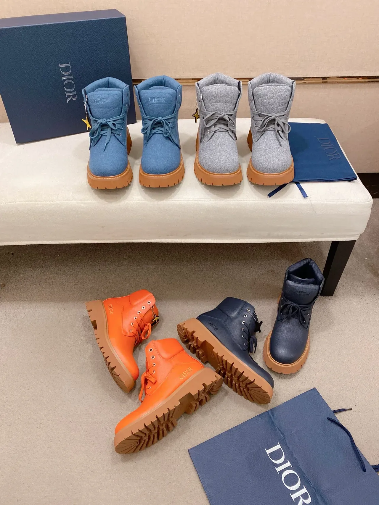 Dior Bottes de Travail Navy Beige Cuir Pebbled Semelle Chunky Lug Sole 2