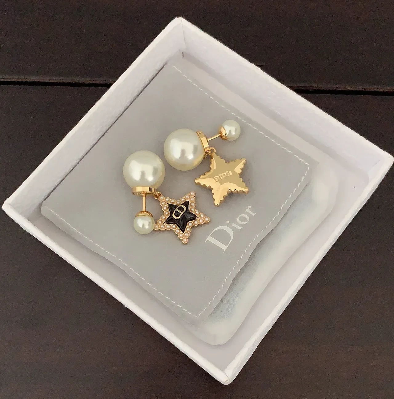 Dior Boucles d'oreilles motif étoile perle et émail noir 2