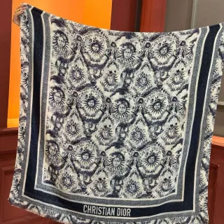 Dior Sun Motif नेवी और व्हाइट सिल्क स्कार्फ