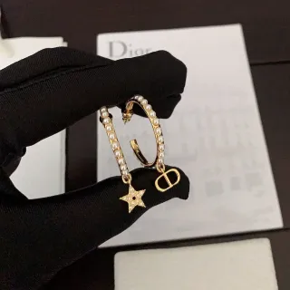 Dior Tribales Boucles d'oreilles dorées à perles blanches charms asymétriques