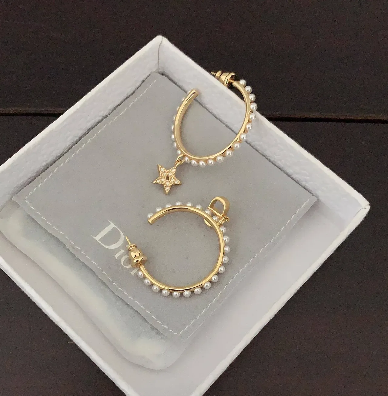 Dior Tribales Boucles d'oreilles dorées à perles blanches charms asymétriques 2