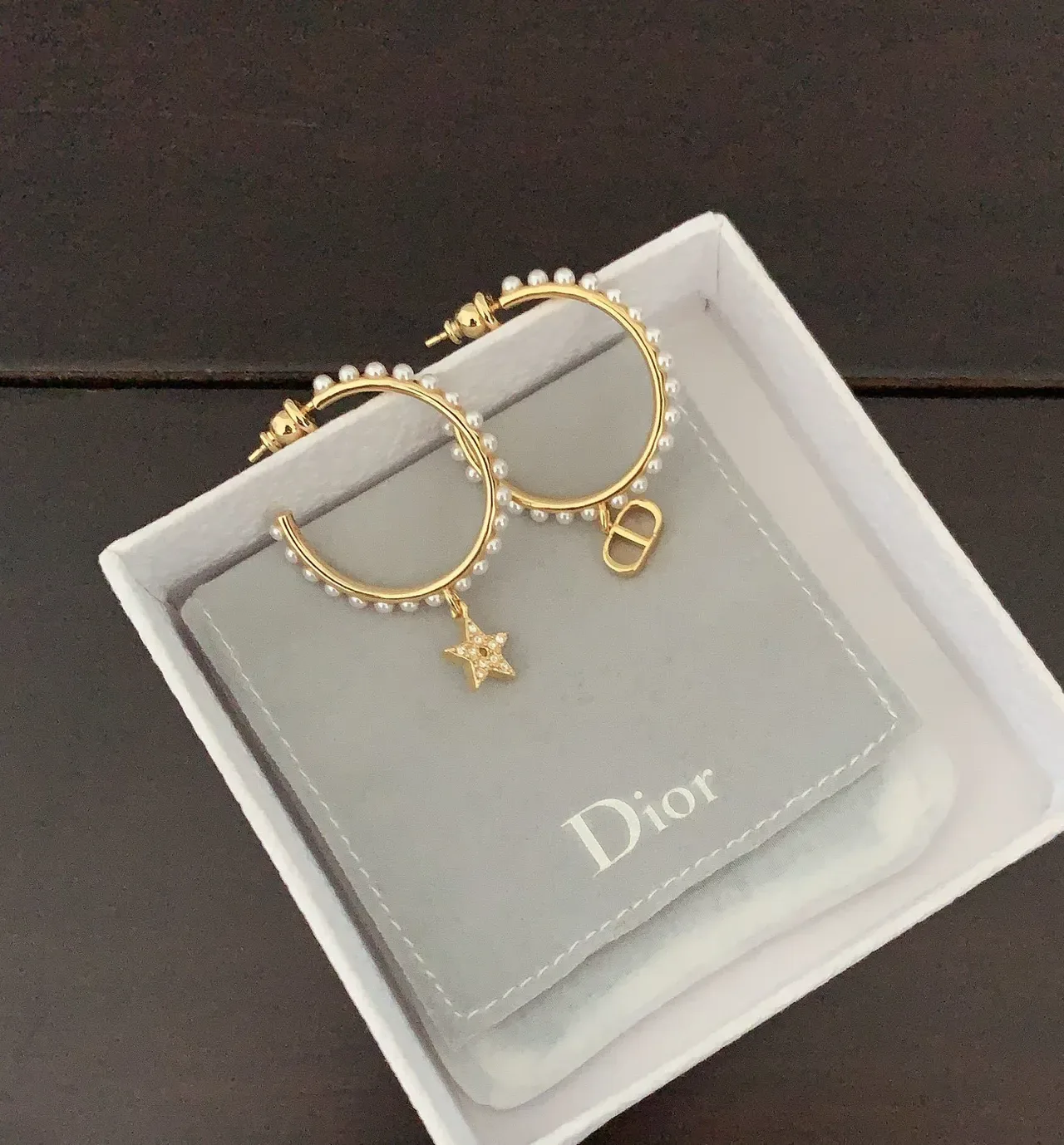Dior Tribales Boucles d'oreilles dorées à perles blanches charms asymétriques 3