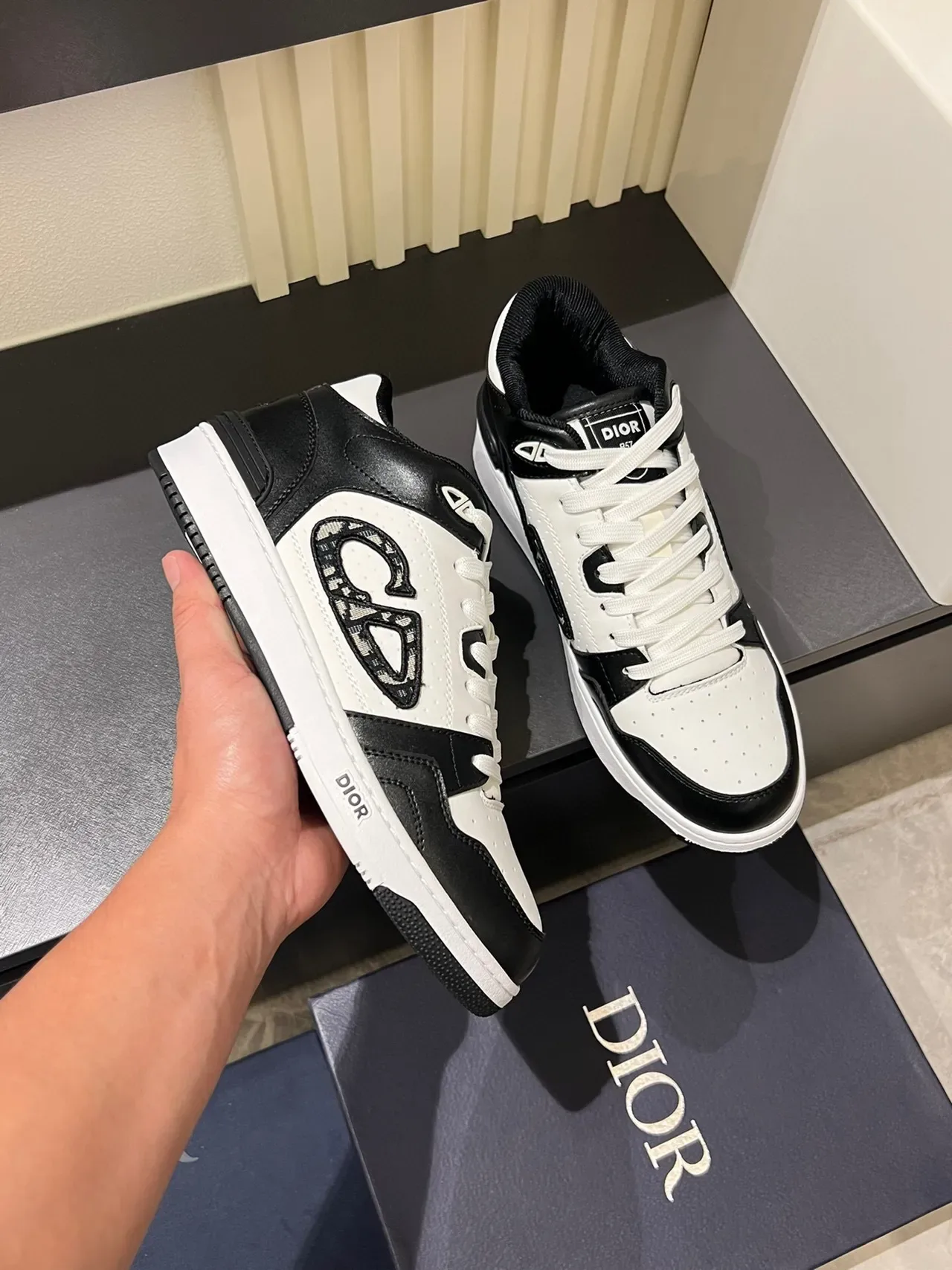 Dior أحذية رياضية هجينة نمط حياة منخفضة الأجزاء جلد مثقوب أبيض أسود 5