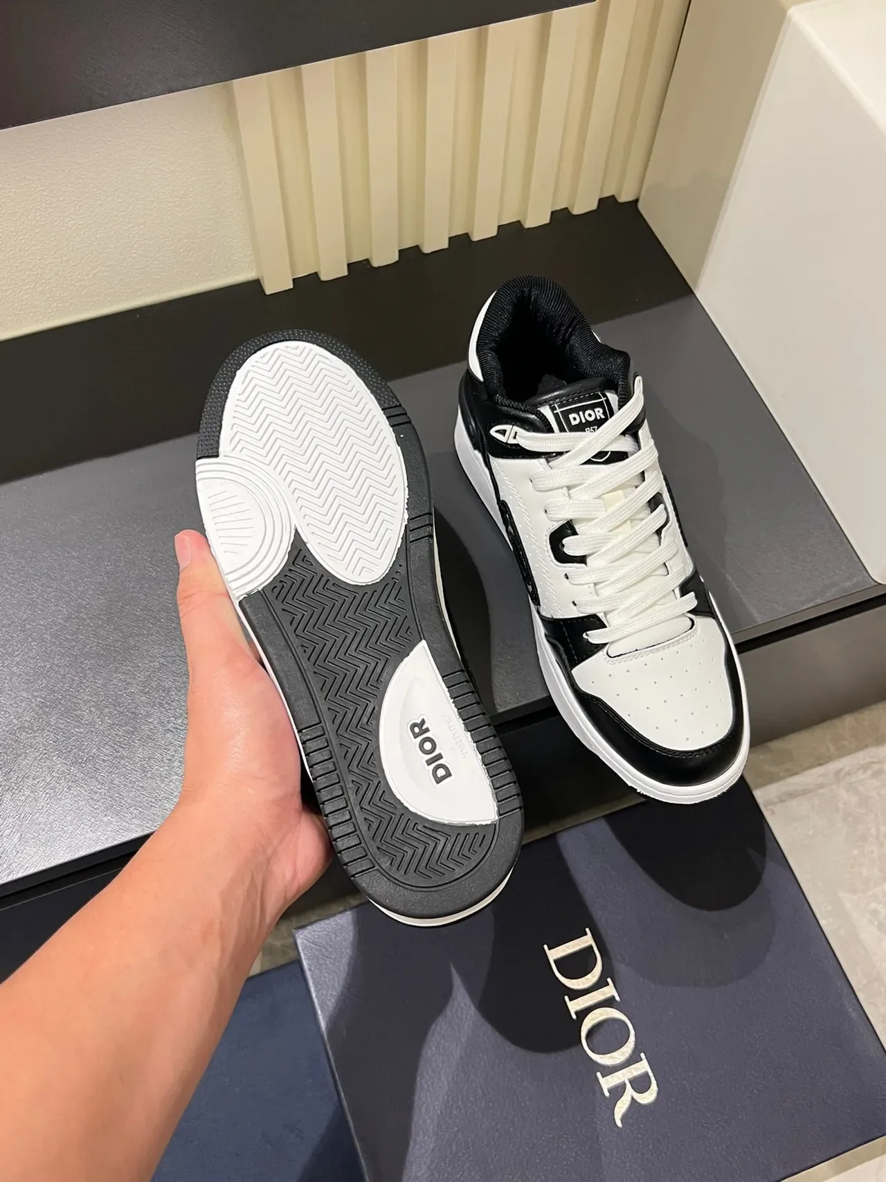 Dior أحذية رياضية هجينة نمط حياة منخفضة الأجزاء جلد مثقوب أبيض أسود 6