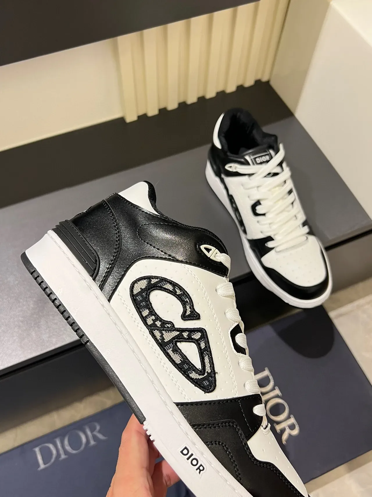 Dior أحذية رياضية هجينة نمط حياة منخفضة الأجزاء جلد مثقوب أبيض أسود 7