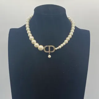 Dior Collier de perles en or blanc orné de cristaux fermoir CD