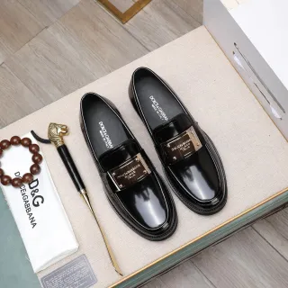 Dolce & Gabbana Mocassim Preto Dourado Brilhante de Couro Verniz com Detalhe de Placa