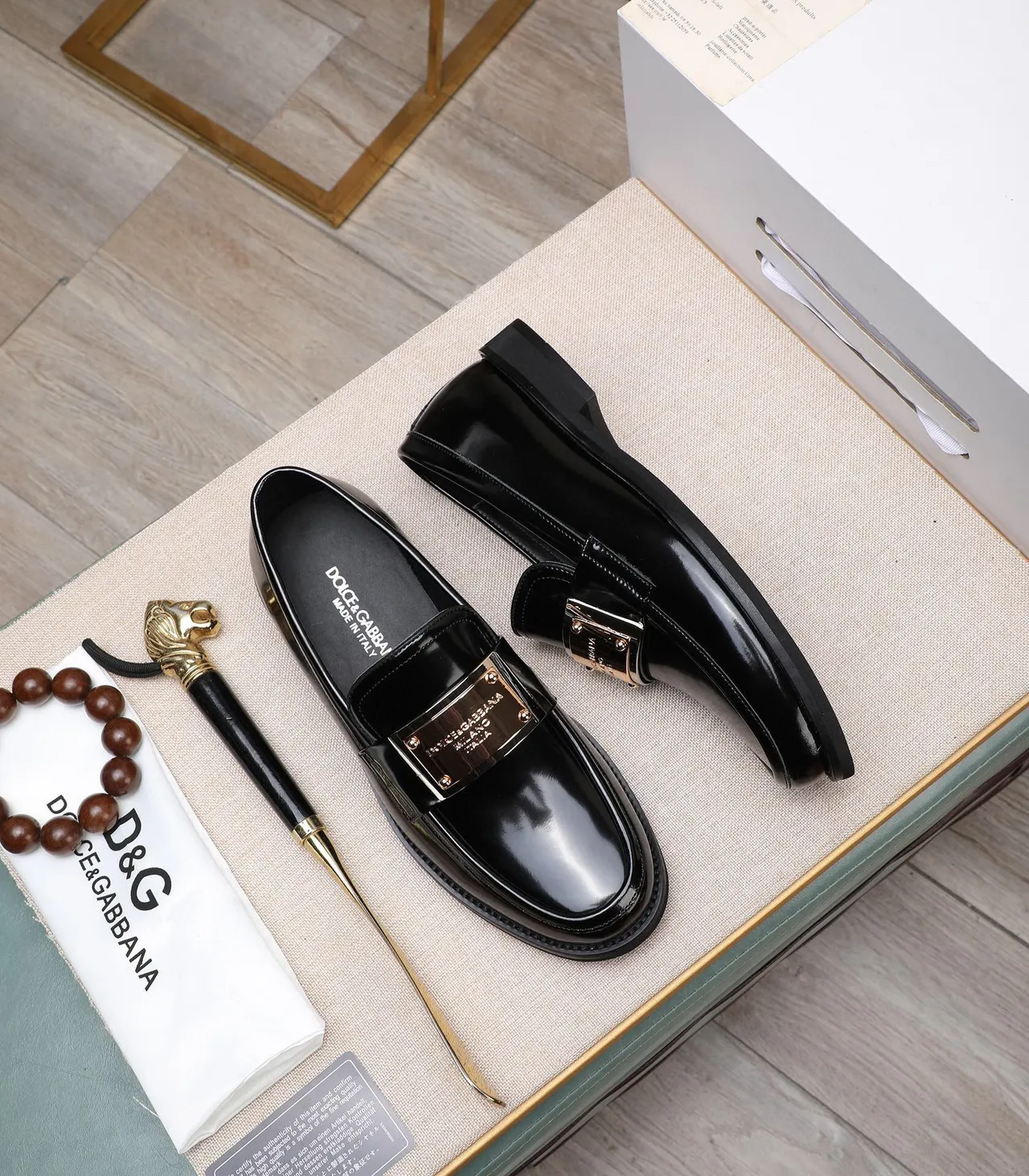 Dolce & Gabbana কালো সোনালি উজ্জ্বল পেটেন্ট লেদার প্লেক ডিটেল লুফার 2