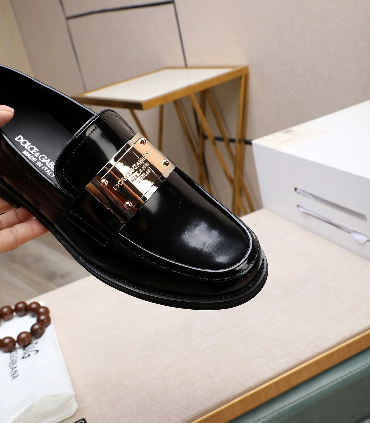 Dolce & Gabbana কালো সোনালি উজ্জ্বল পেটেন্ট লেদার প্লেক ডিটেল লুফার 7