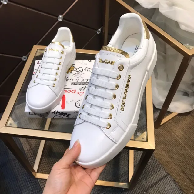Dolce & Gabbana Portofino حذاء رياضي أبيض وذهبي نمط حياة 3