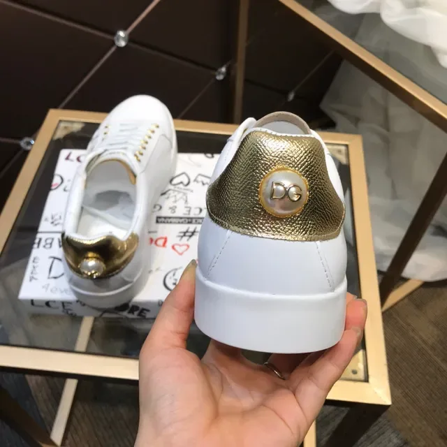 Dolce & Gabbana Portofino حذاء رياضي أبيض وذهبي نمط حياة 6