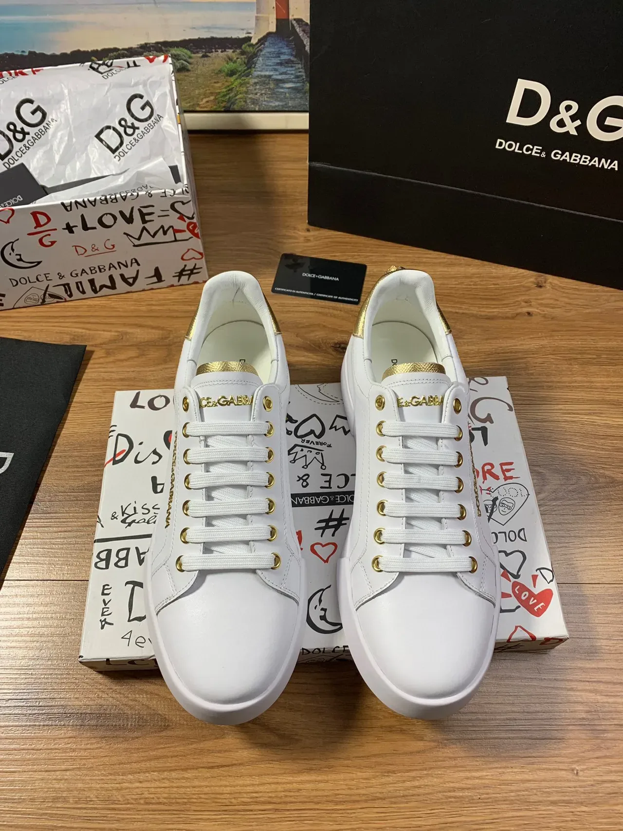 Dolce & Gabbana Zapatillas Lifestyle Blancas Doradas de Cuero con Hardware 9