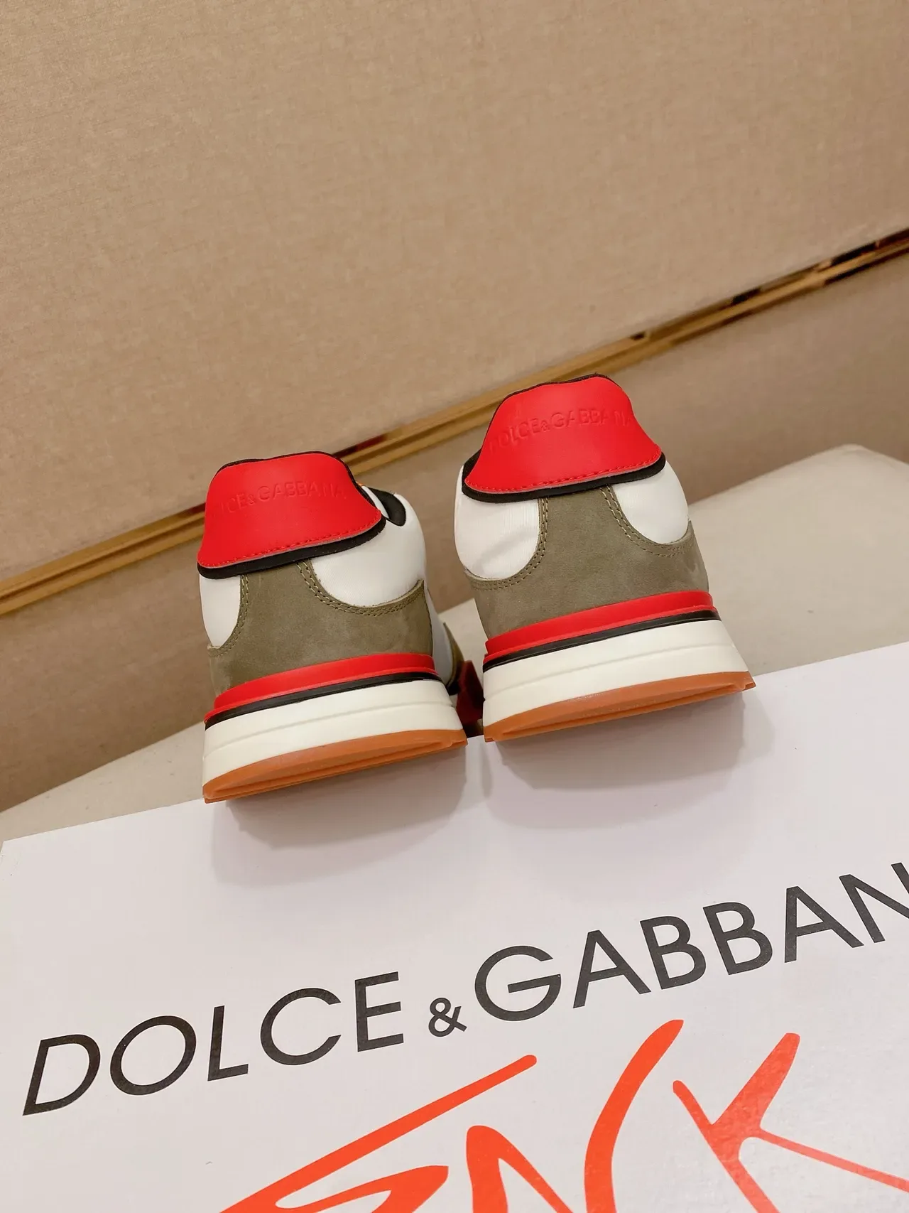 Dolce & Gabbana DG Logo 白橄榄红橙生活运动鞋 3