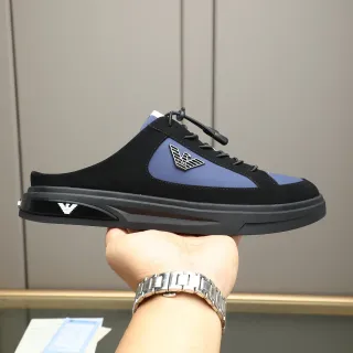 Emporio Armani Zapatilla lifestyle con logo de águila negro y azul espalda abierta