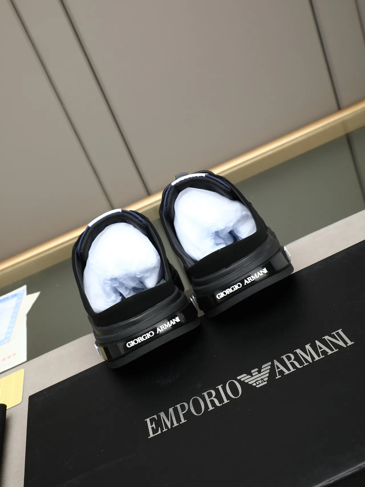 Emporio Armani काले और नीले ईगल लॉगो ओपन बैक लाइफस्टाइल स्नीकर 3