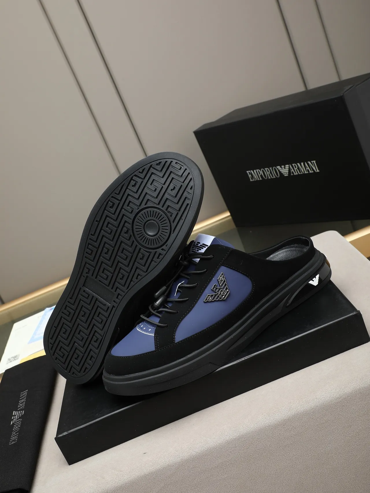 Emporio Armani काले और नीले ईगल लॉगो ओपन बैक लाइफस्टाइल स्नीकर 4