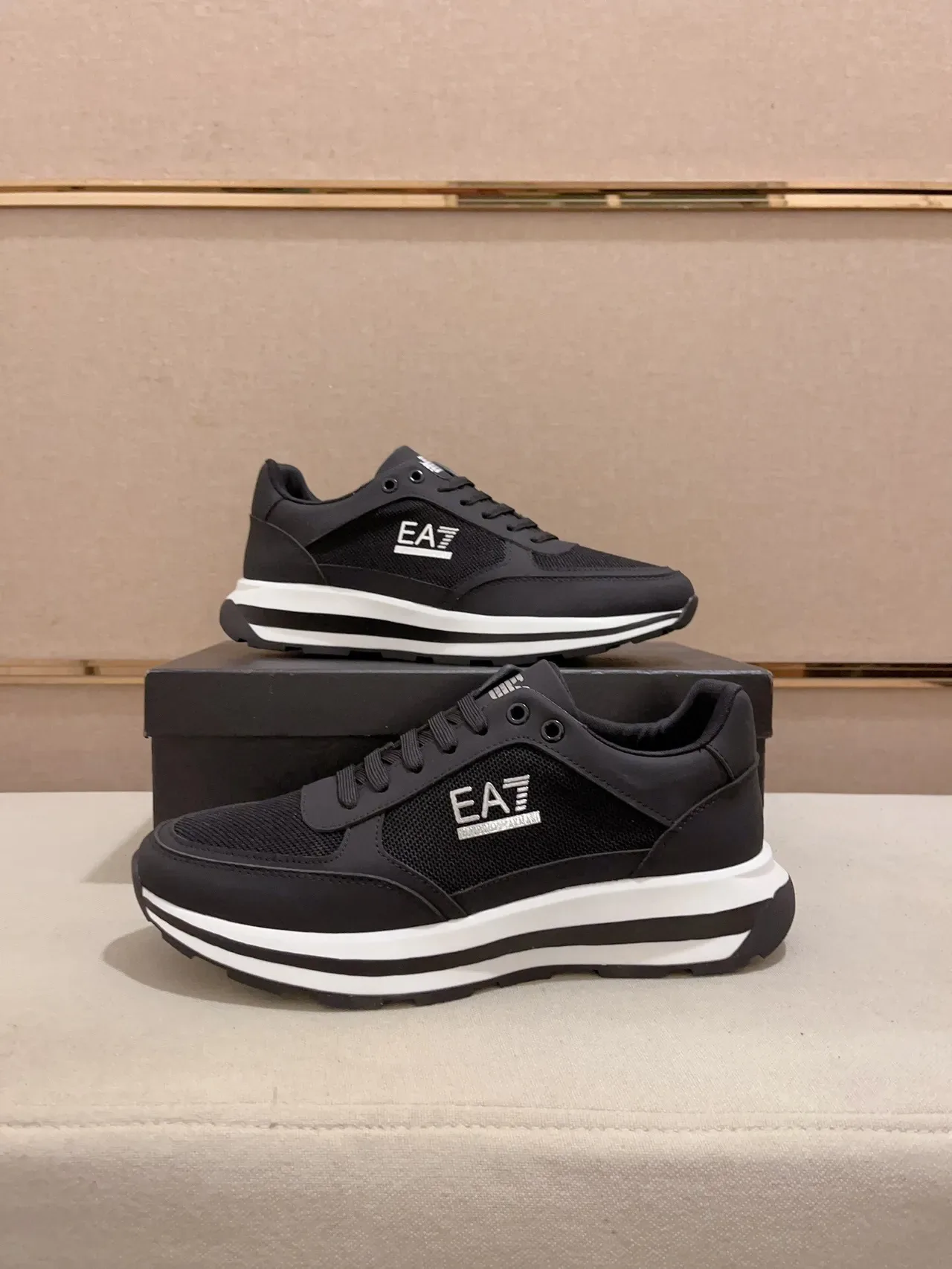 Emporio Armani EA7 কালো এবং সাদা লাইফস্টাইল স্নিকার 7