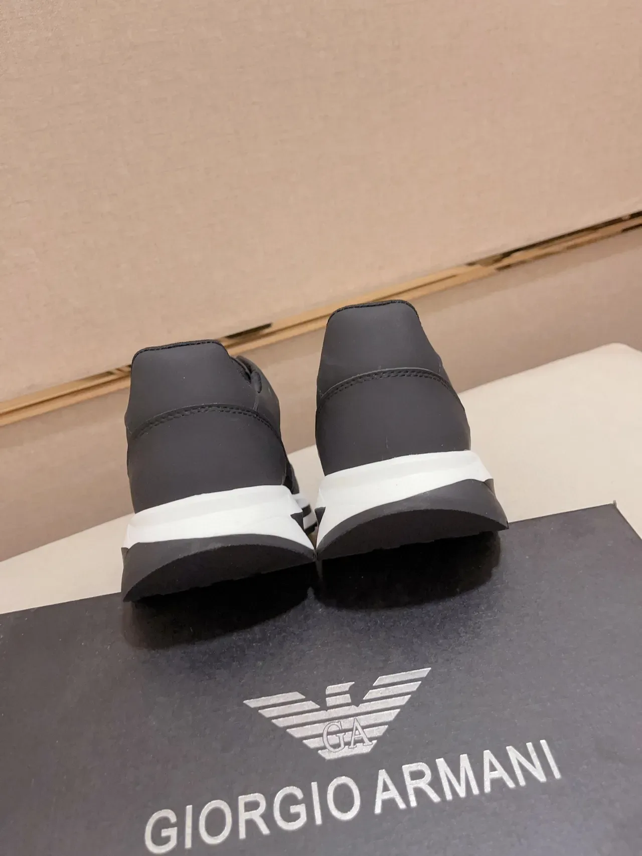 Emporio Armani EA7 কালো এবং সাদা লাইফস্টাইল স্নিকার 8
