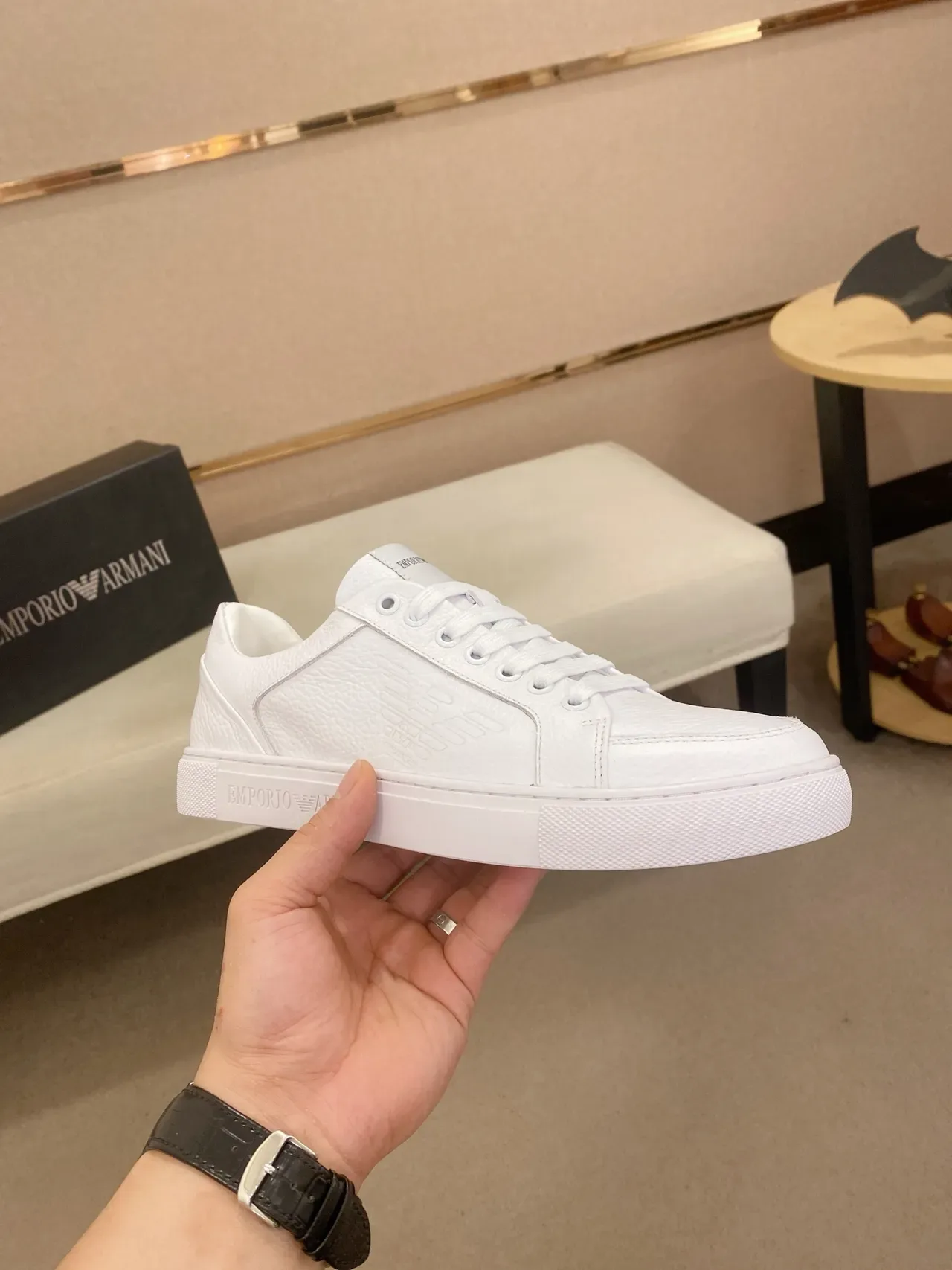 Emporio Armani सादा लो-टप टेक्स्चार्ड लेदार लाइफस्टाइल स्निकार 4