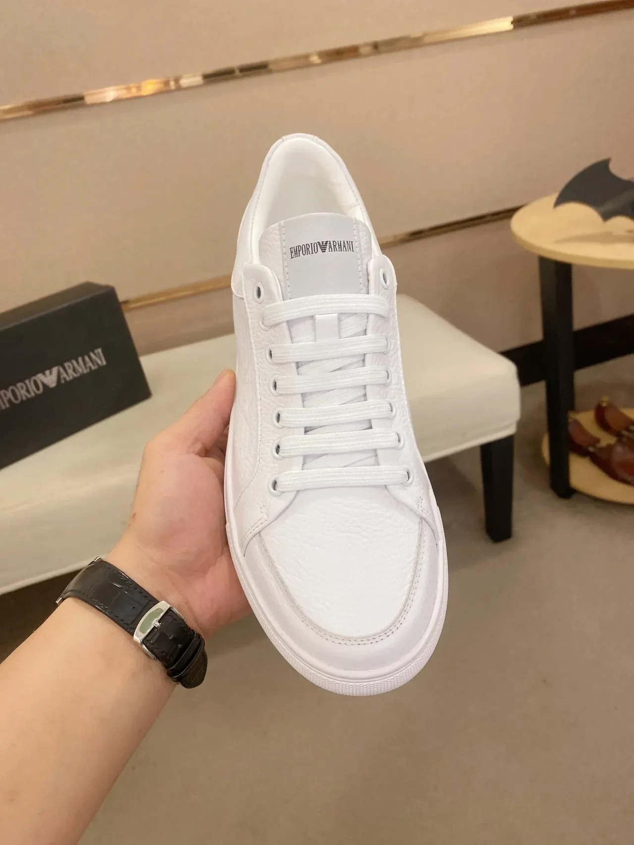 Emporio Armani सादा लो-टप टेक्स्चार्ड लेदार लाइफस्टाइल स्निकार 5