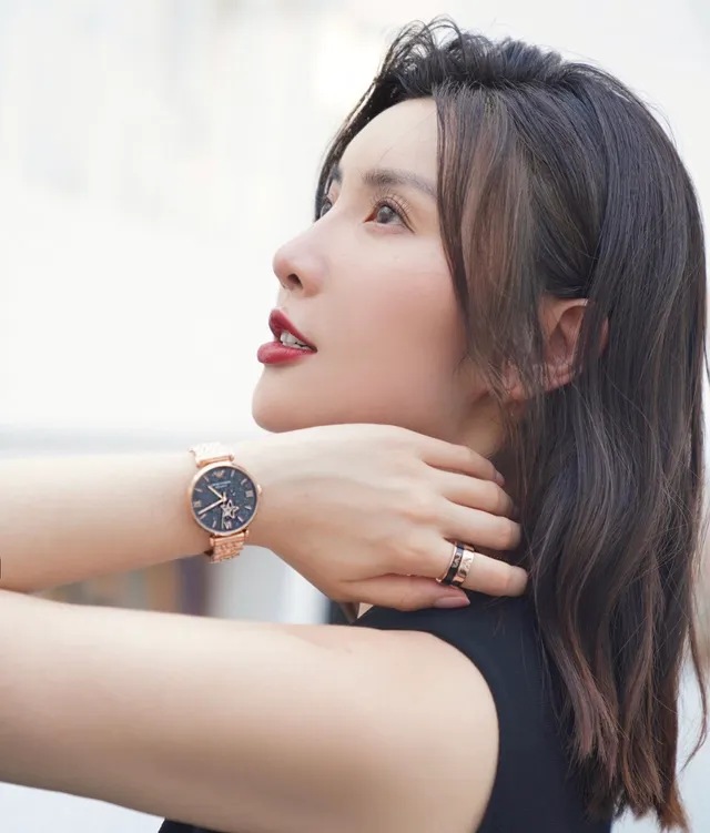 Emporio Armani যান্ত্রিক তারাচ্ছন্ন নীল ডায়াল গোলাপি সোনার টোন Quartz ঘড়ি 5