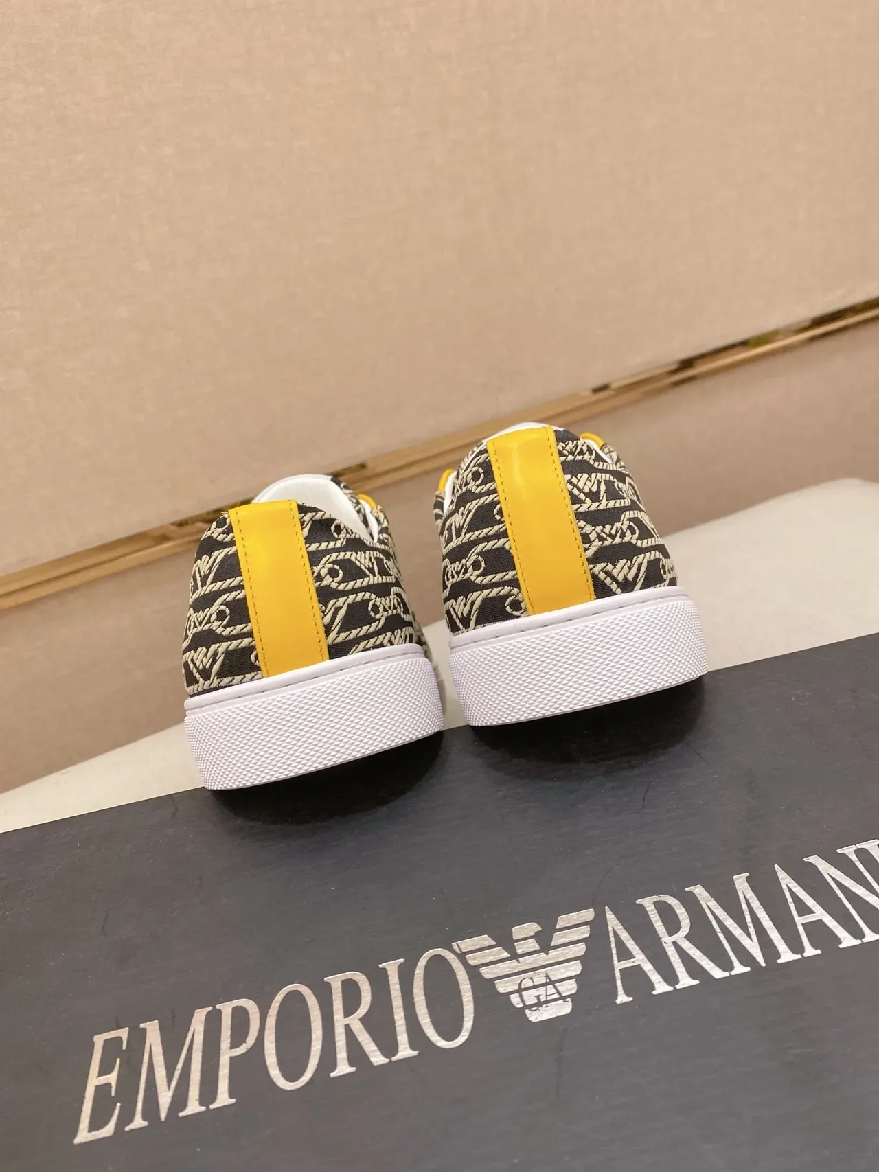 Emporio Armani Monogram Print et panneau jaune sneakers lifestyle 3