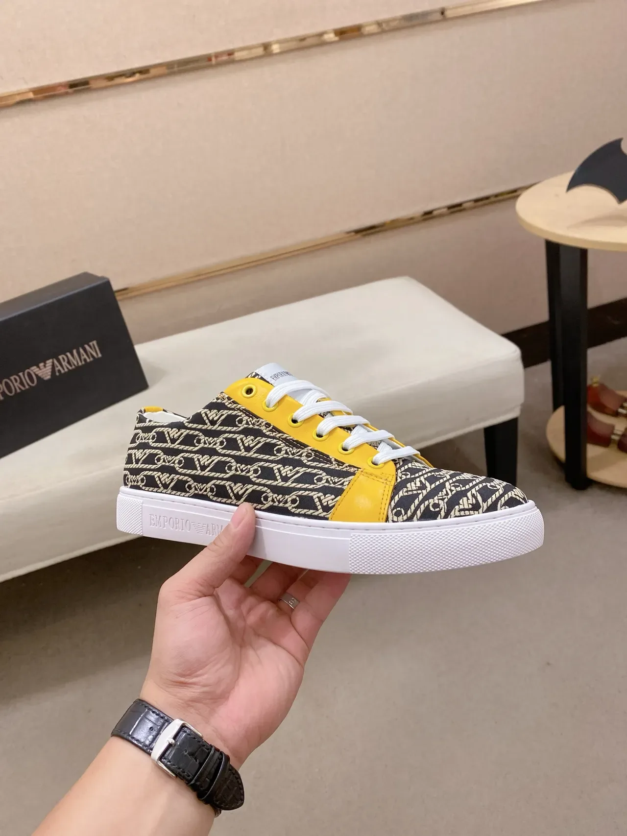 Emporio Armani Monogram Print et panneau jaune sneakers lifestyle 4
