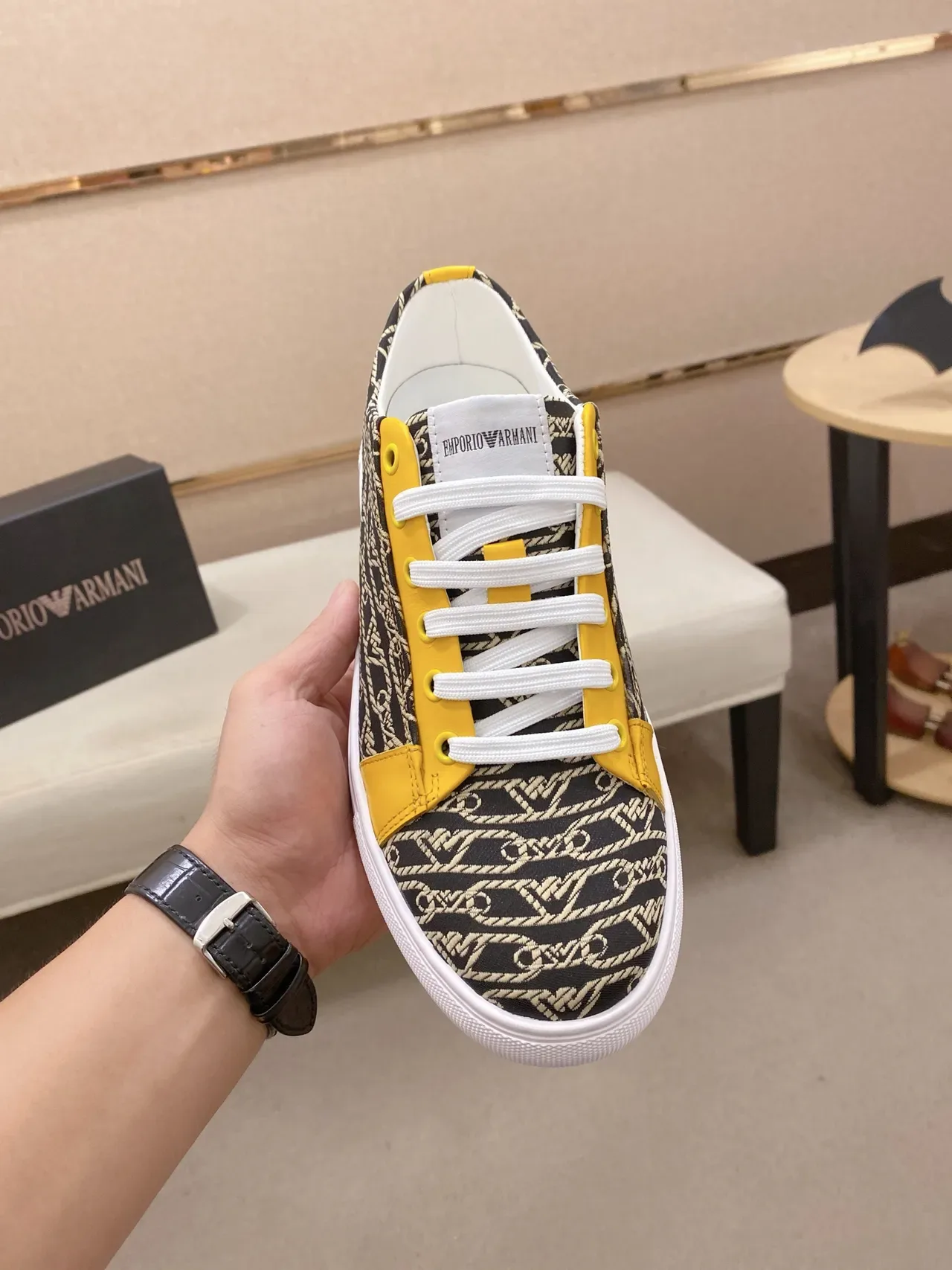 Emporio Armani Monogram Print et panneau jaune sneakers lifestyle 5
