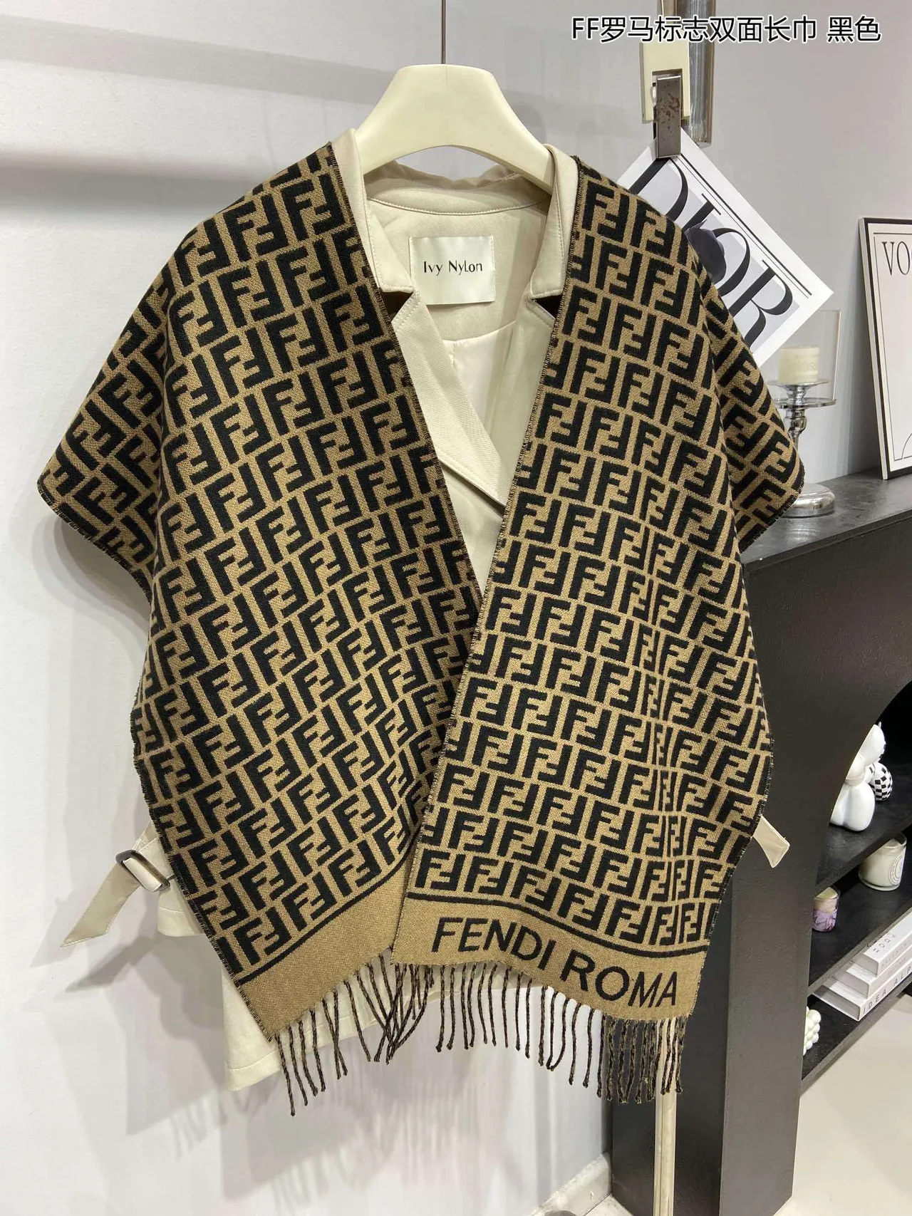 Fendi Amore FF Monogram বেইজ এবং কালো ক্যাশমির স্কার্ফ 4