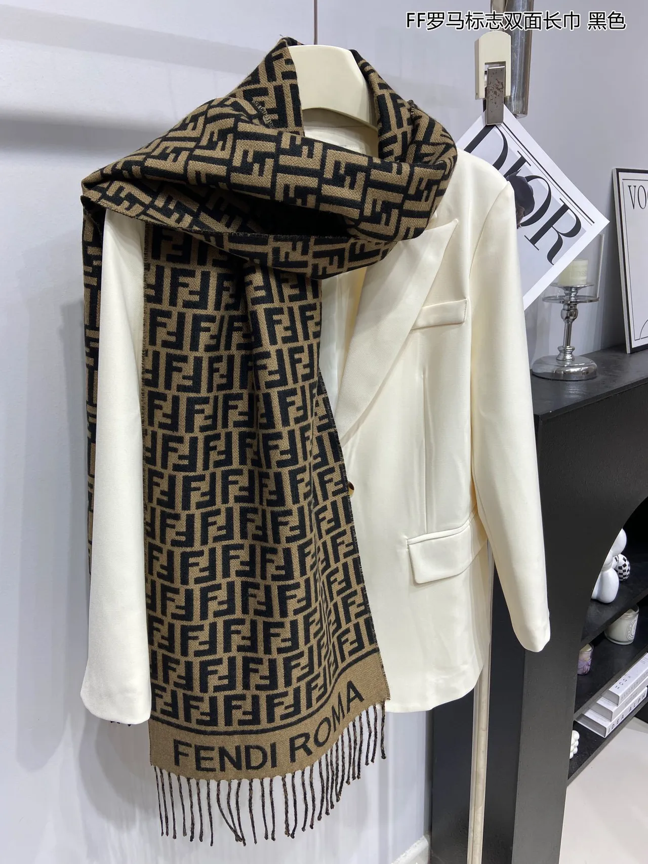 Fendi Amore FF Monogram বেইজ এবং কালো ক্যাশমির স্কার্ফ 5