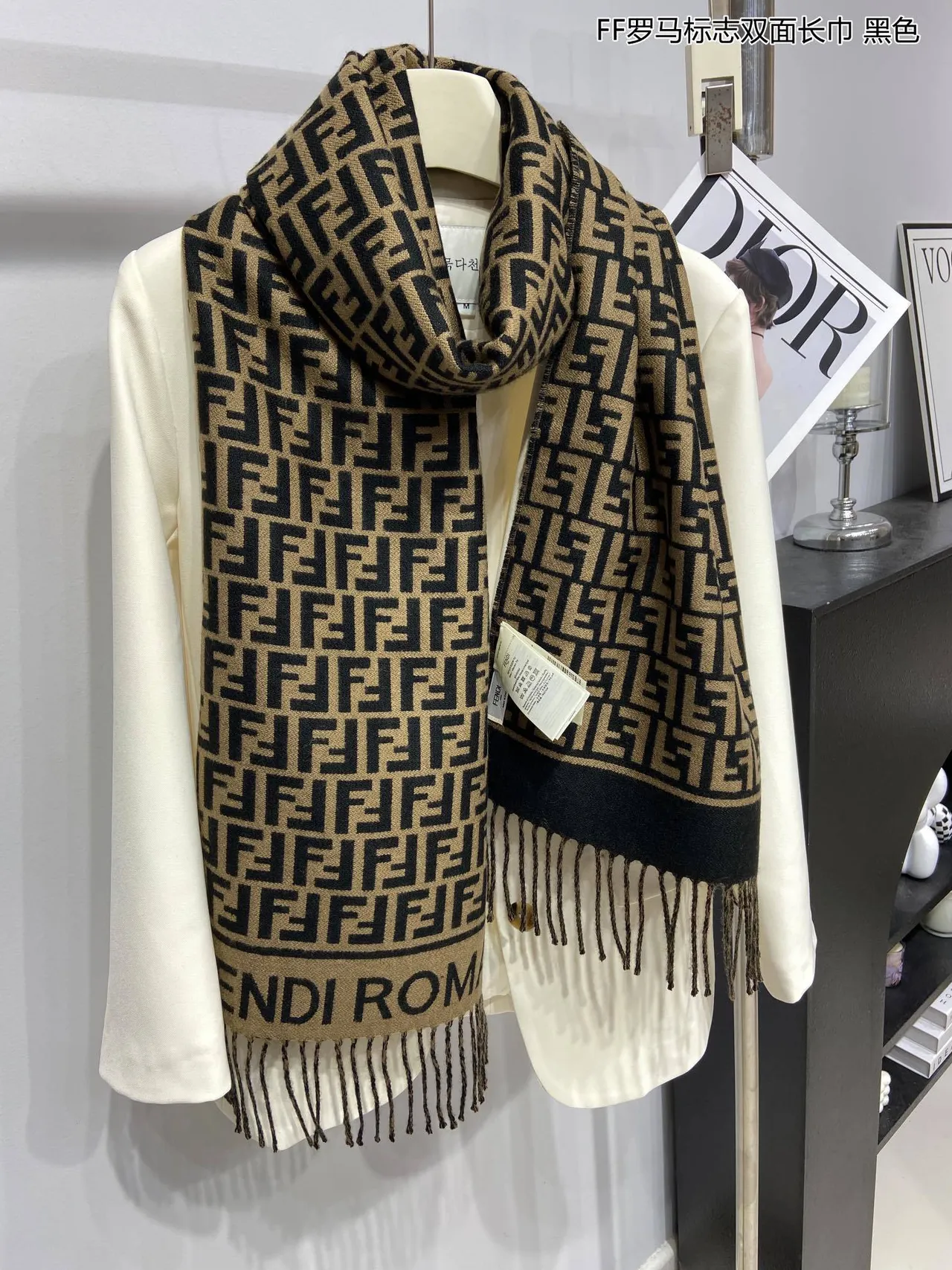 Fendi Amore FF Monogram বেইজ এবং কালো ক্যাশমির স্কার্ফ 6