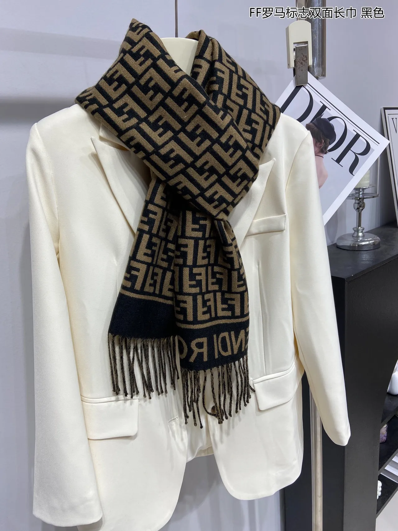 Fendi Amore FF Monogram বেইজ এবং কালো ক্যাশমির স্কার্ফ 7