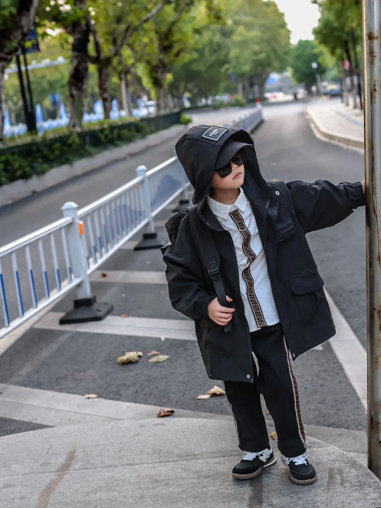 Fendi Veste à Capuche à Fermeture Éclair Avant Noir et Blanc 2
