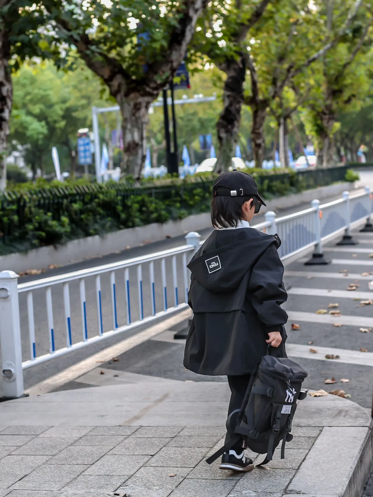 Fendi Veste à Capuche à Fermeture Éclair Avant Noir et Blanc 4
