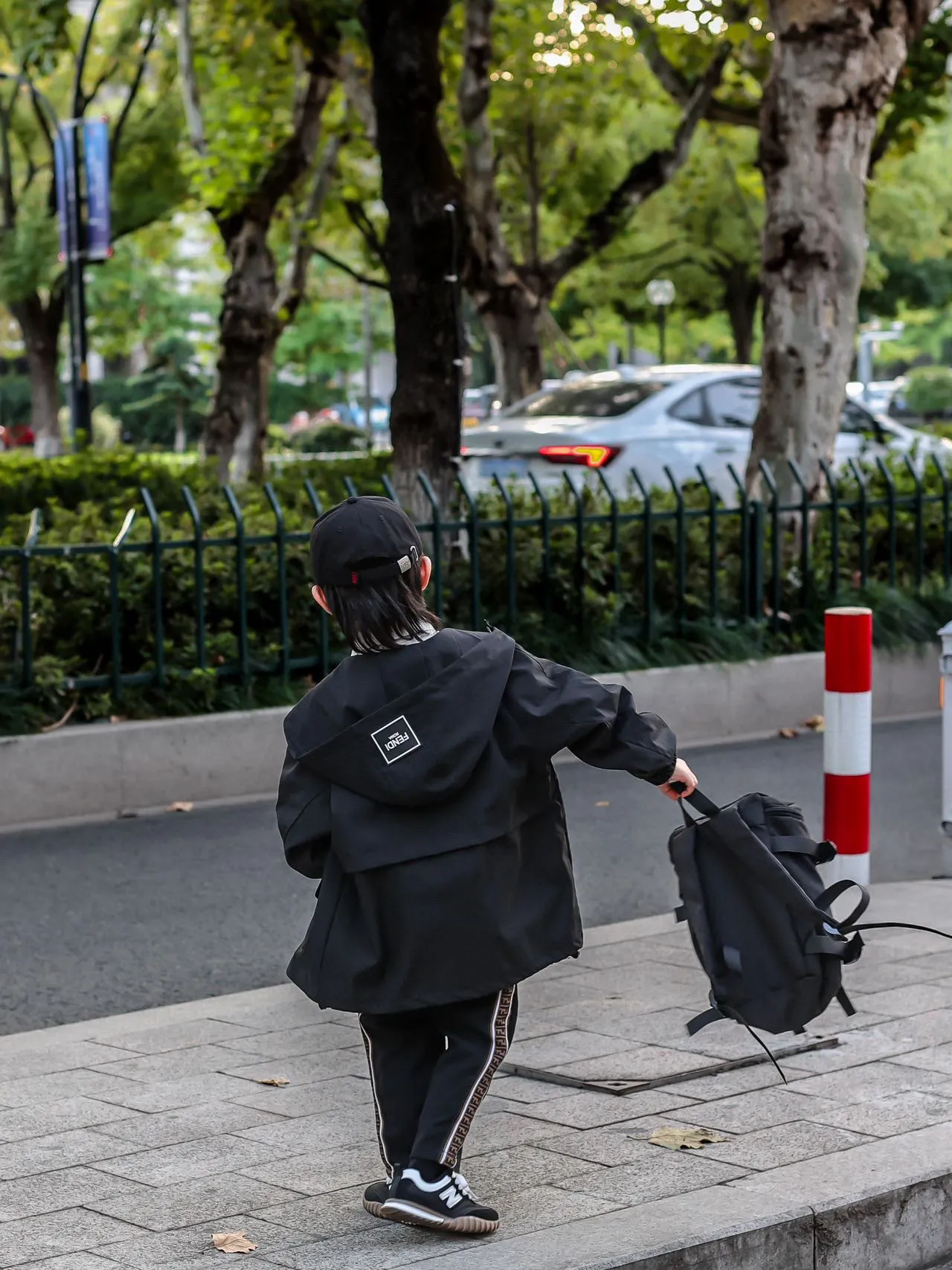 Fendi Veste à Capuche à Fermeture Éclair Avant Noir et Blanc 5
