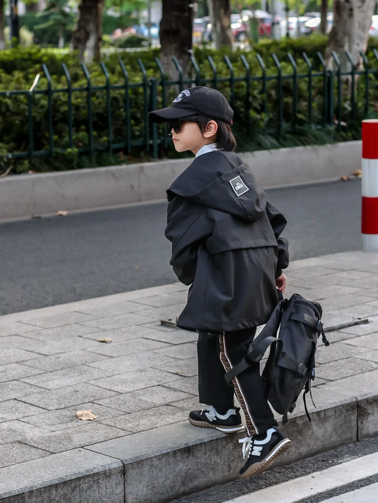 Fendi Veste à Capuche à Fermeture Éclair Avant Noir et Blanc 6