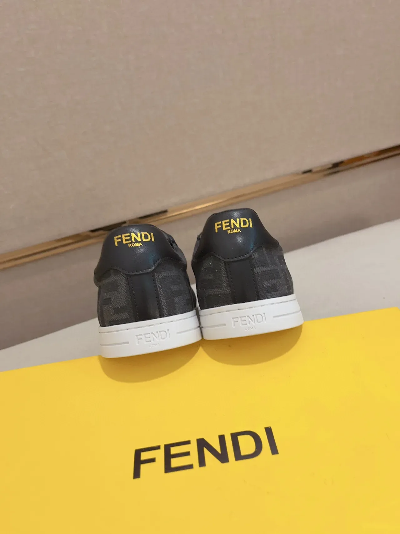 Fendi काला सफेद मोनोग्राम टेक्सटाइल सुड टो कैप लाइफस्टाइल स्नीकर्स 3