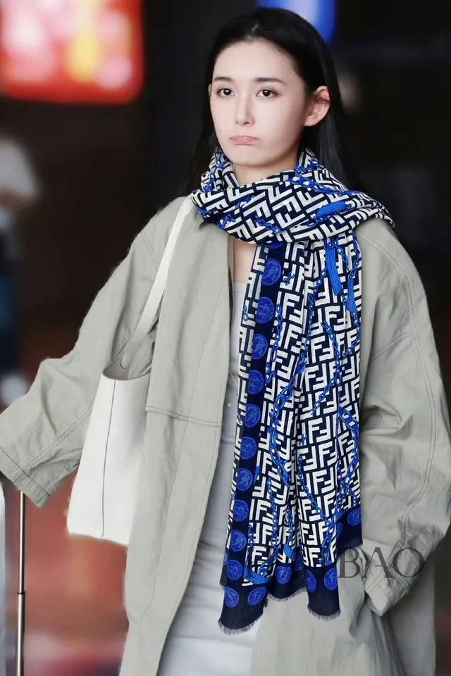 Fendi FF चेन प्रिंट लंबी रेशम स्कार्फ 2
