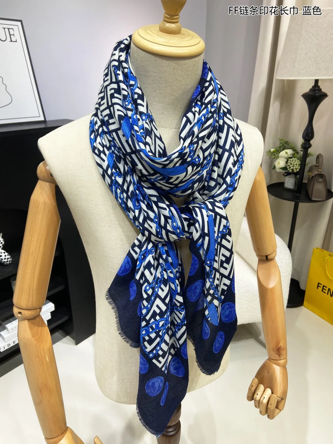 Fendi FF चेन प्रिंट लंबी रेशम स्कार्फ 6