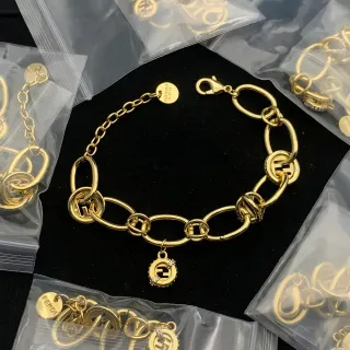 سوار Fendi FF Logo Interlocking Oval Link ذهبي اللون