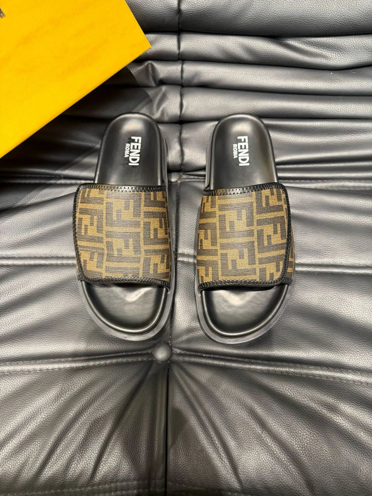 Fendi FF Monogram أسود وبني شرائح 2