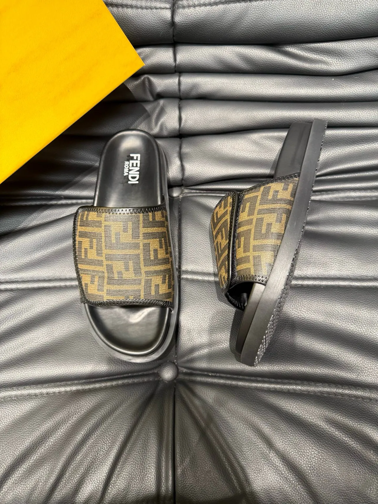 Fendi FF Monogram أسود وبني شرائح 3