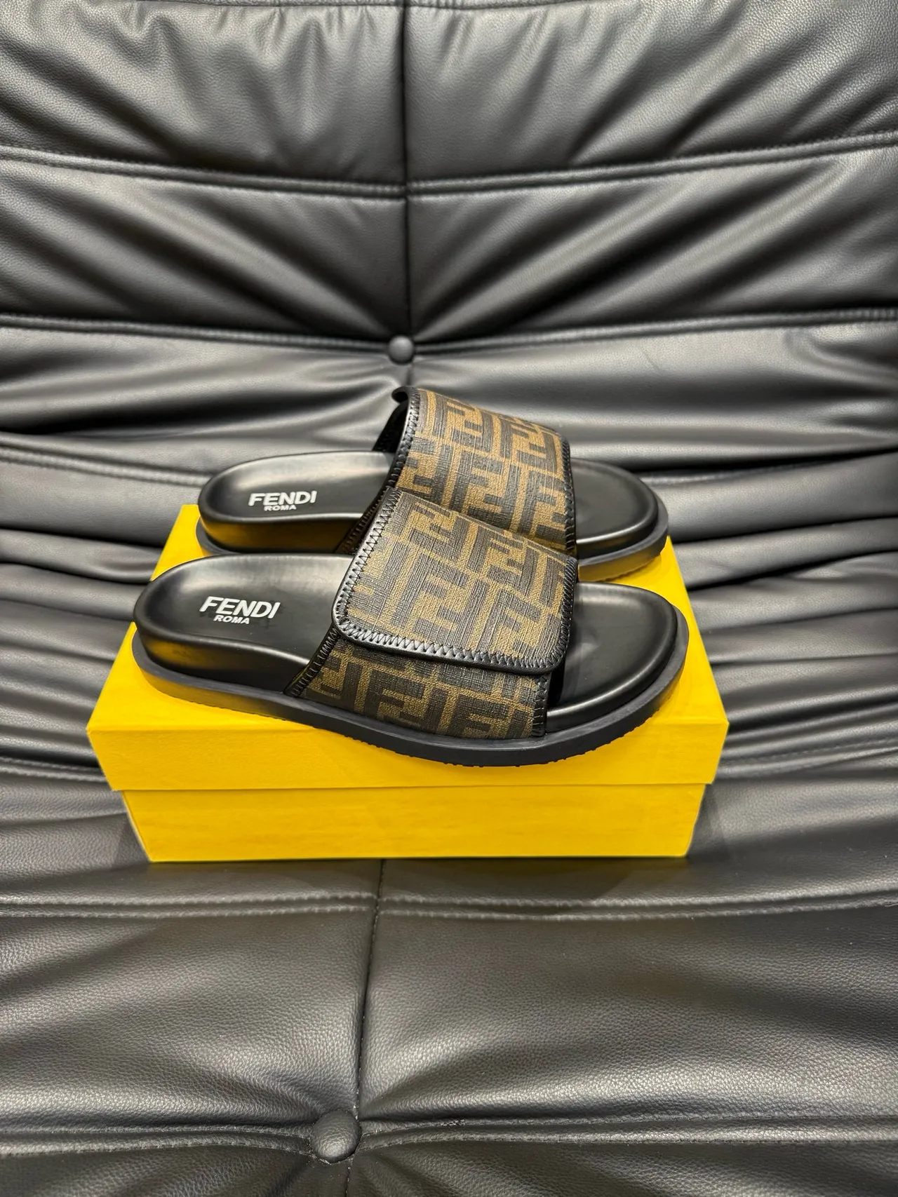 Fendi FF Monogram أسود وبني شرائح 4