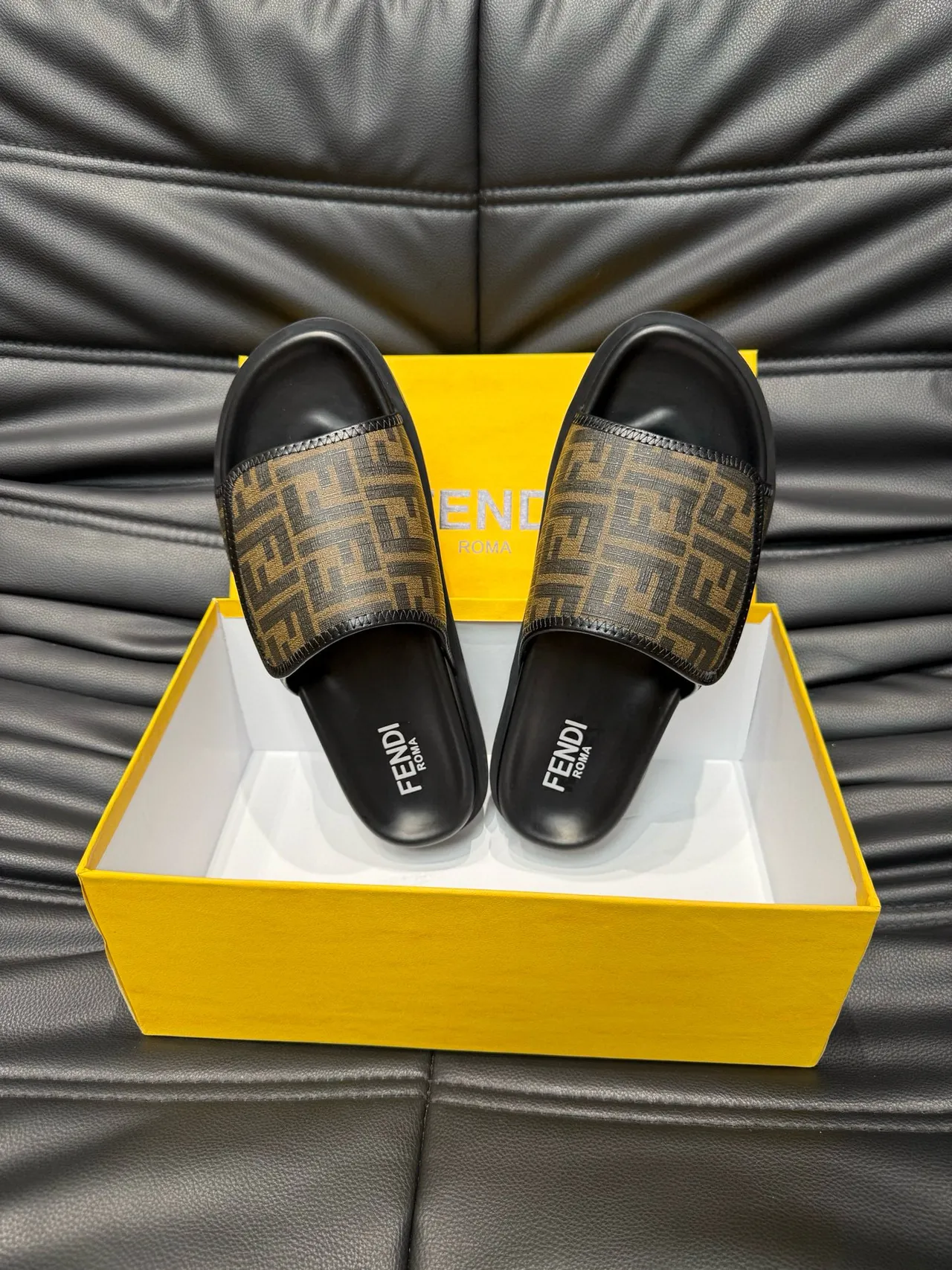 Fendi FF Monogram أسود وبني شرائح 5