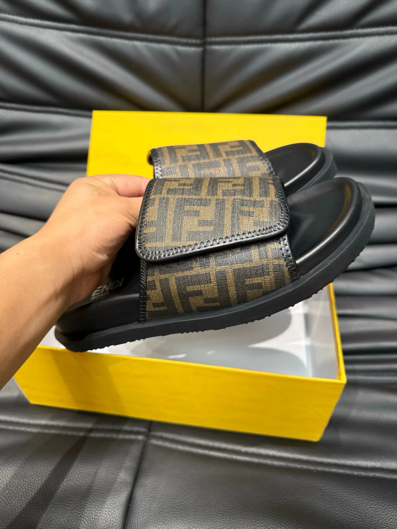 Fendi FF Monogram أسود وبني شرائح 6