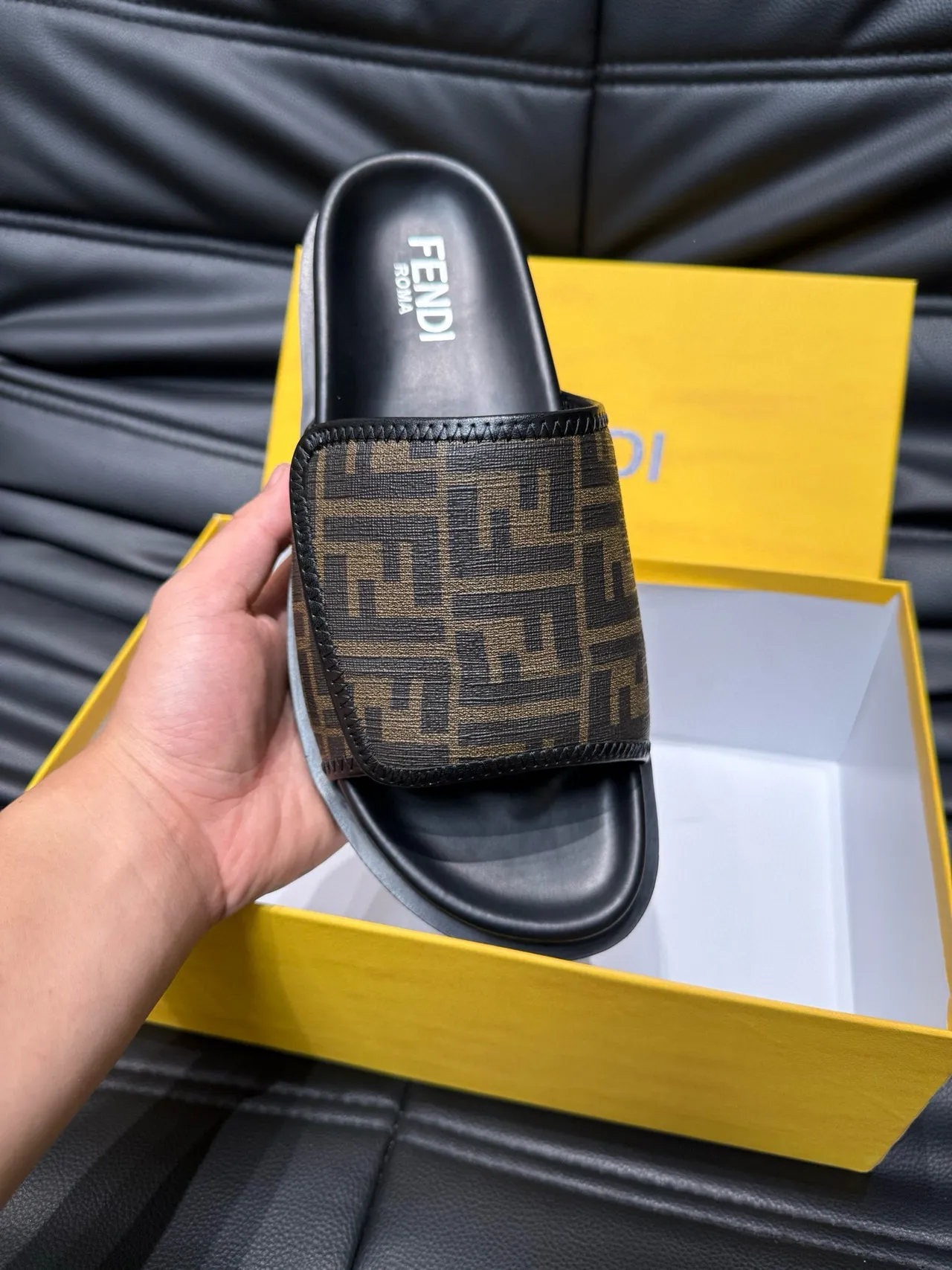 Fendi FF Monogram أسود وبني شرائح 7