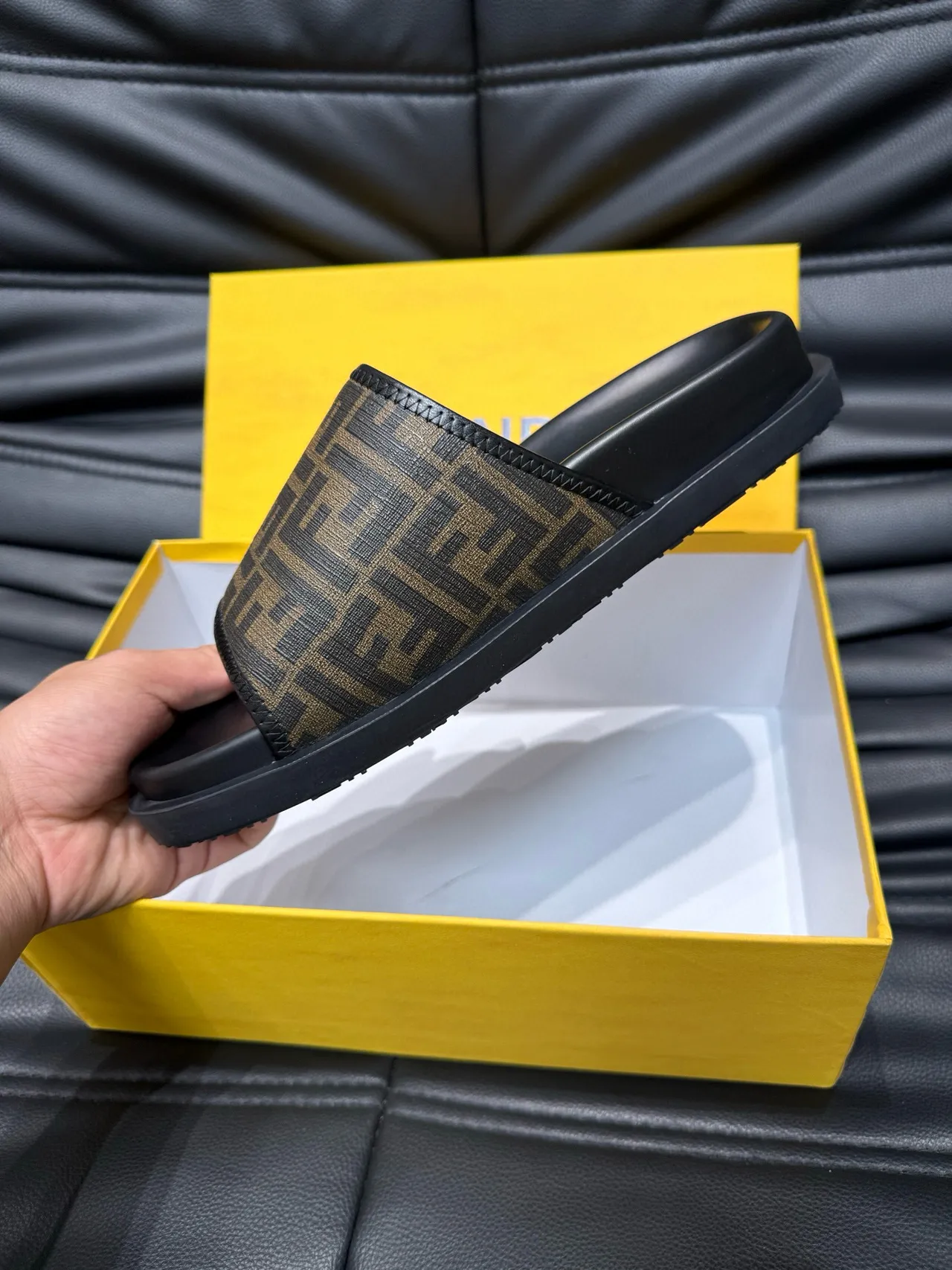 Fendi FF Monogram أسود وبني شرائح 8