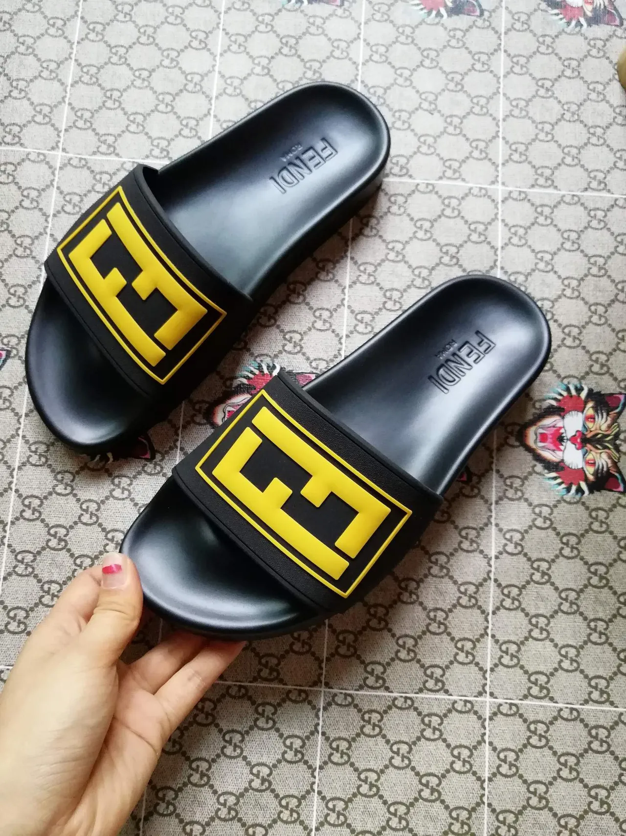 Fendi FF Slide काले पीले नीले लाल चप्पल 2