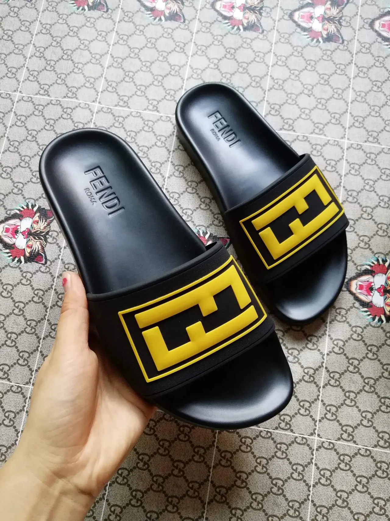Fendi FF Slide काले पीले नीले लाल चप्पल 4