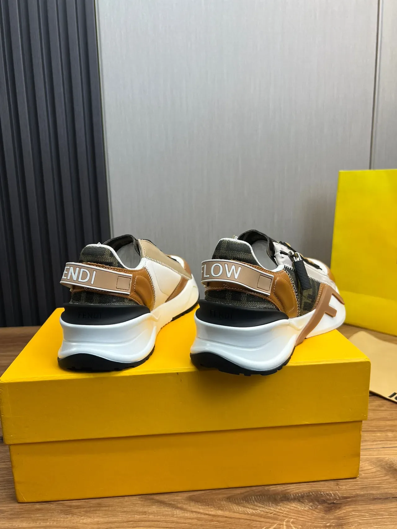 Fendi First sneakers chunky blanc marron cuir en couches et tissu monogram fermeture éclair latérale 5